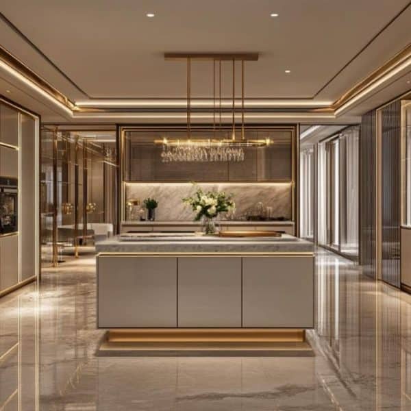 Cuisine luxueuse et moderne avec sols en marbre, meubles élégants, îlot central et éclairage d'ambiance. Un lustre est suspendu au dessus de l'îlot et des vases de fleurs blanches ornent l'espace.