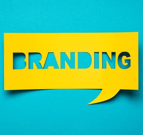 Une bulle de dialogue jaune avec le mot « BRANDING » découpé, sur fond bleu sarcelle.