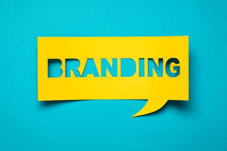 Une bulle de dialogue jaune avec le mot « BRANDING » découpé, sur fond bleu sarcelle.