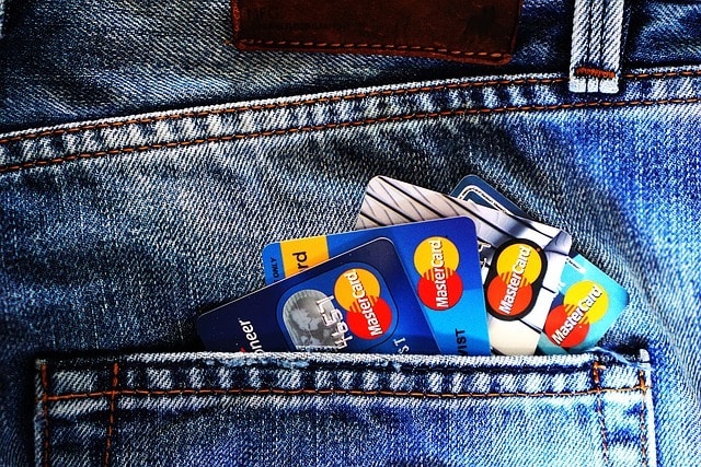 Un jean avec des cartes de crédit dans la poche.