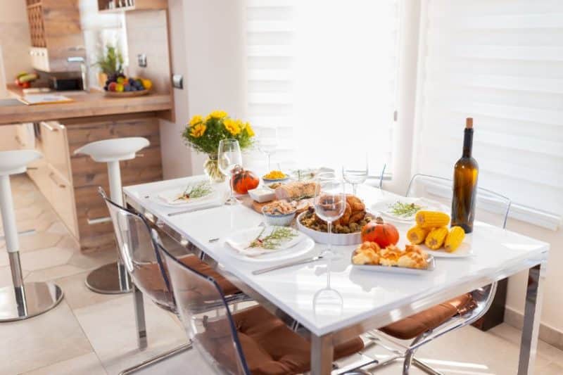 Une table dressée avec de la nourriture et du vin dans une cuisine.