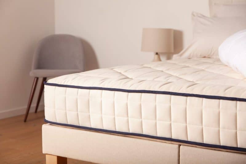 Un lit avec un matelas et des oreillers en latex
