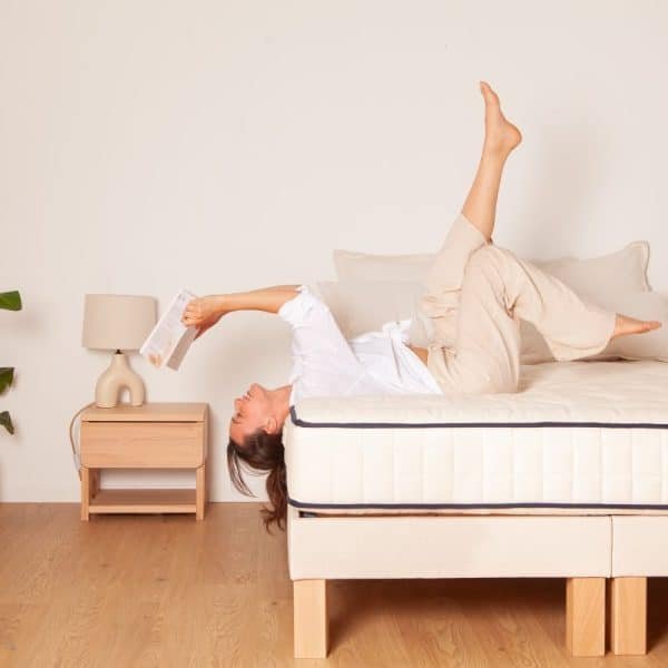 Une femme allongée sur un matelas en latex