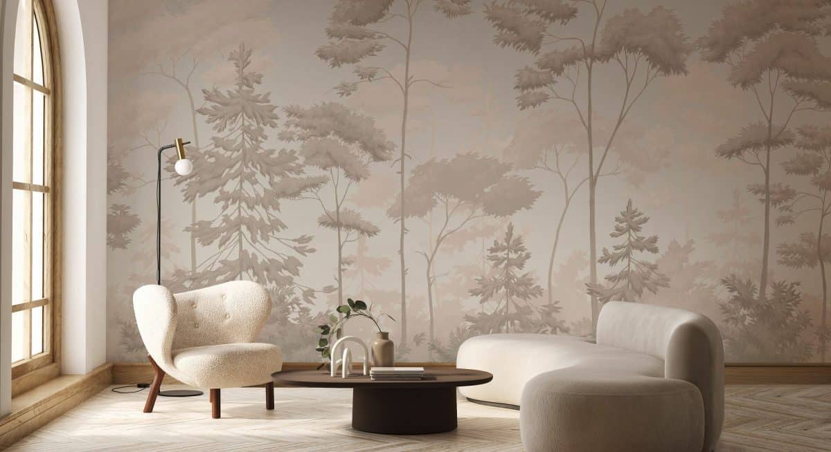 Un salon chaleureux avec un canapé beige incurvé, un fauteuil assorti et une table basse ronde en bois. Grande fenêtre cintrée et fresque murale représentant des arbres aux tons doux. Lampadaire à proximité.
