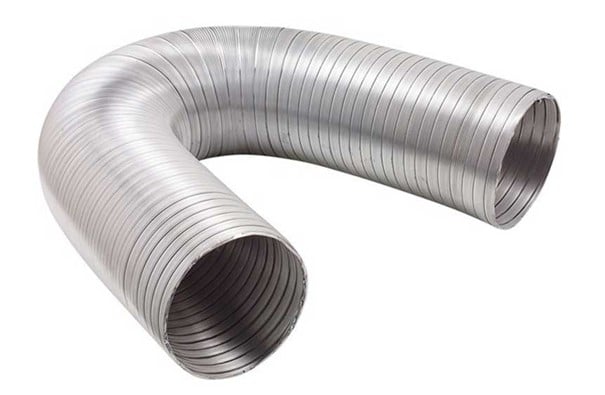 Un conduit flexible en aluminium strié se plie en forme de U sur un fond uni.