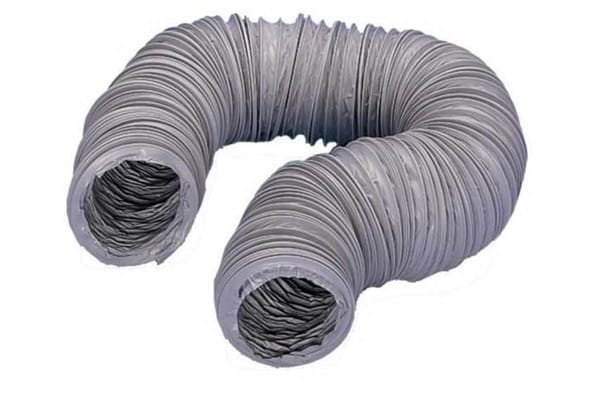 Un tuyau flexible gris à texture nervurée, courbé en forme incurvée sur un fond blanc uni.