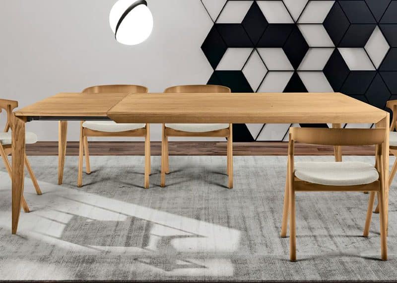 Une table à manger et des chaises modernes dans une pièce en noir et blanc.