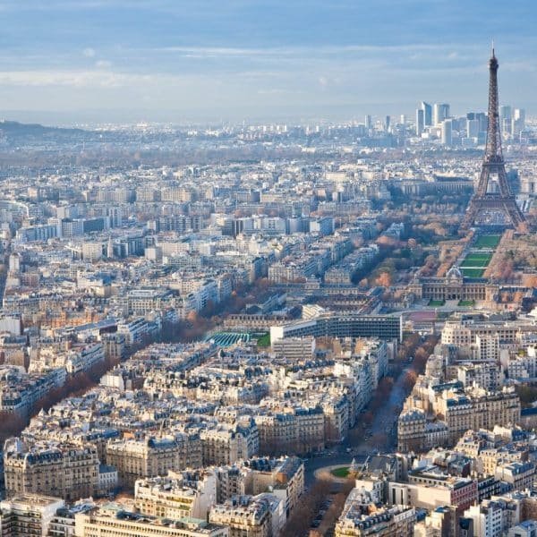Vue aérienne de Paris, France avec la Tour Eiffel.