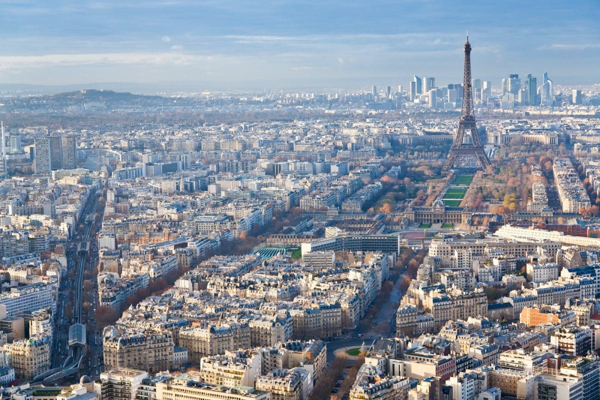 Vue aérienne de Paris, France avec la Tour Eiffel.