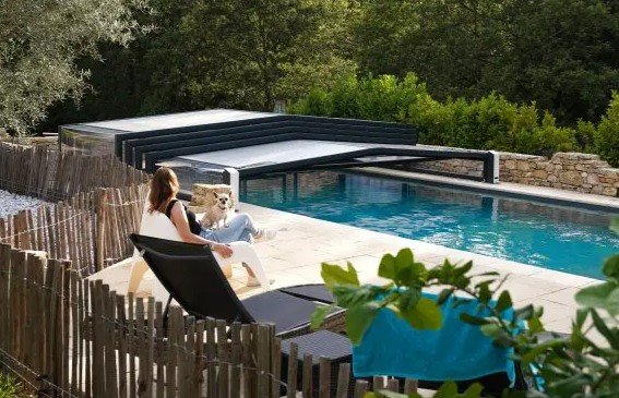 Les avantages d’un abri de piscine bas