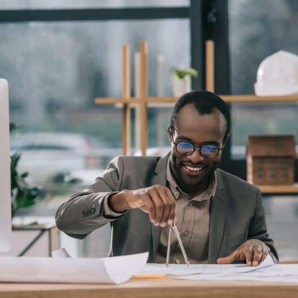 Un homme architecte à lunettes travaille sur un projet dans son bureau.