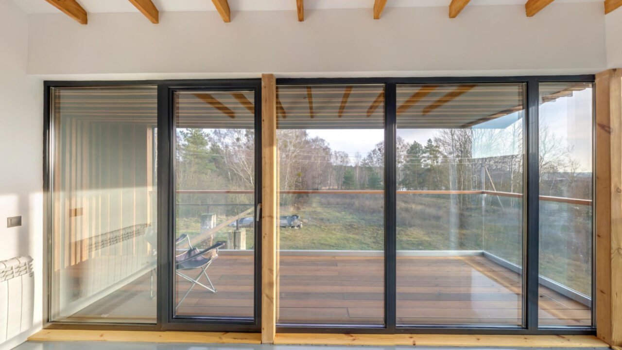Baie vitrée coulissante : fonctionnalité, design et lumière naturelle pour votre espace de vie
