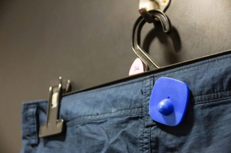 Short bleu sur un cintre avec une étiquette de sécurité attachée.