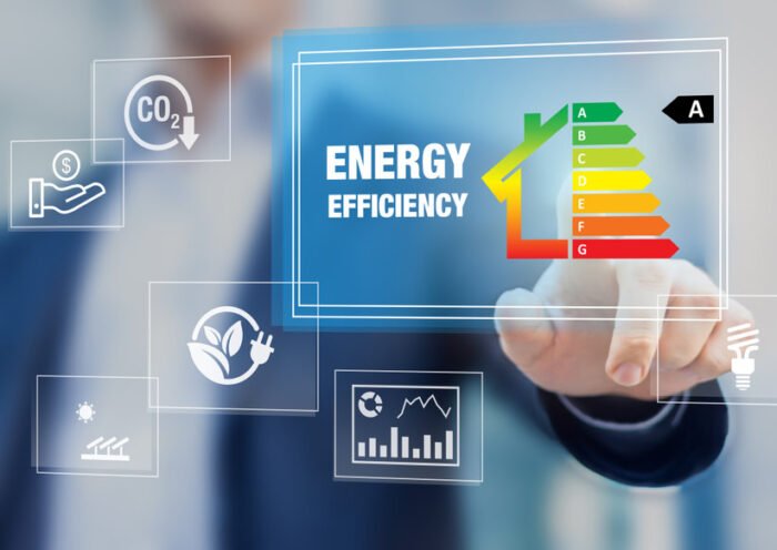 Une personne touche un écran virtuel affichant "Efficacité énergétique" avec une échelle d'évaluation énergétique, des icônes vertes pour les concepts écologiques et des mesures d'efficacité.