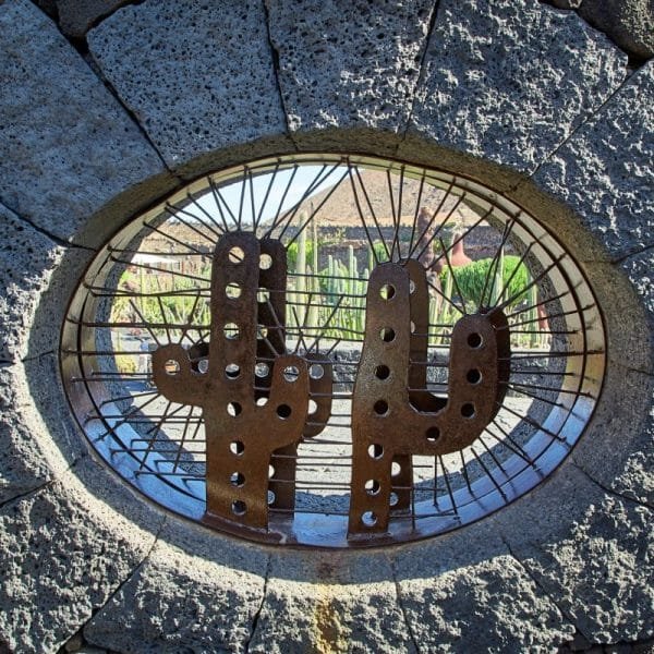 Un cactus en métal objet de décoration