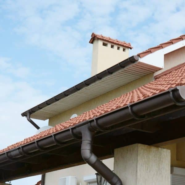 Une maison avec un toit et des gouttières.