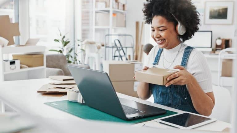 une femme qui fait un complément de salaire à domicile avec Amazon