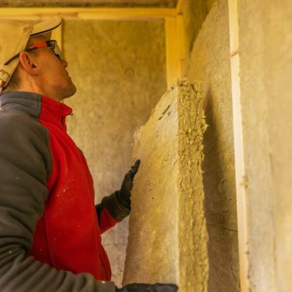 Entrepreneur installant une isolation en laine minérale