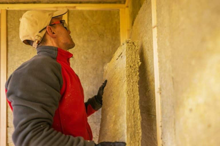 Entrepreneur installant une isolation en laine minérale