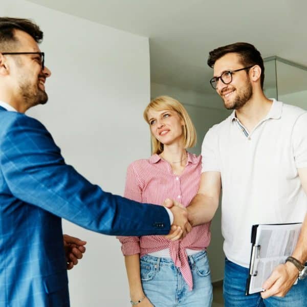 couple maison agent immobilier immobilier investissement immobilier appartement poignée de main