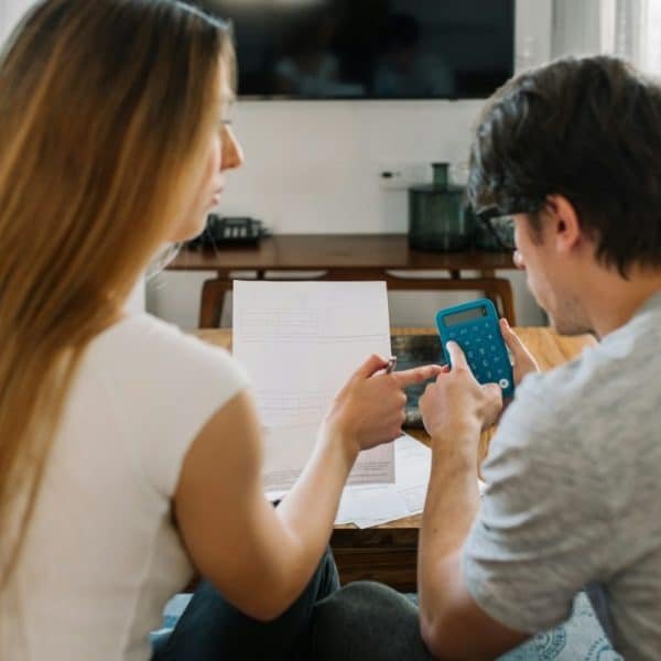 Couple ayant des problèmes financiers à la maison