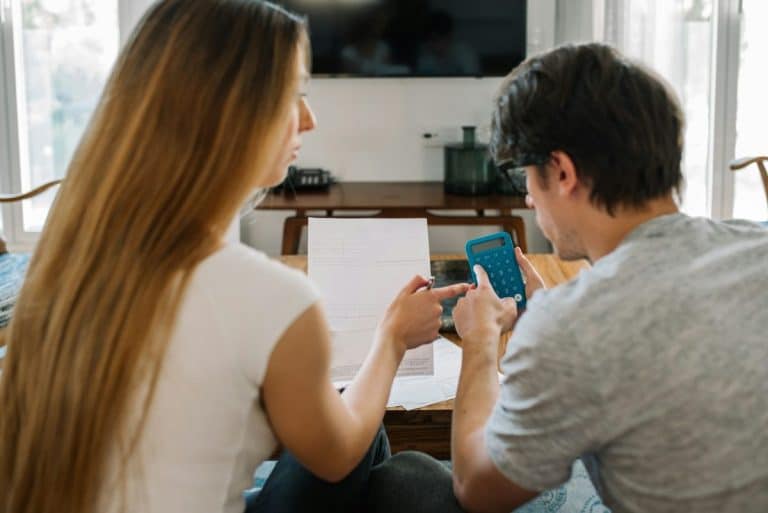 Couple ayant des problèmes financiers à la maison