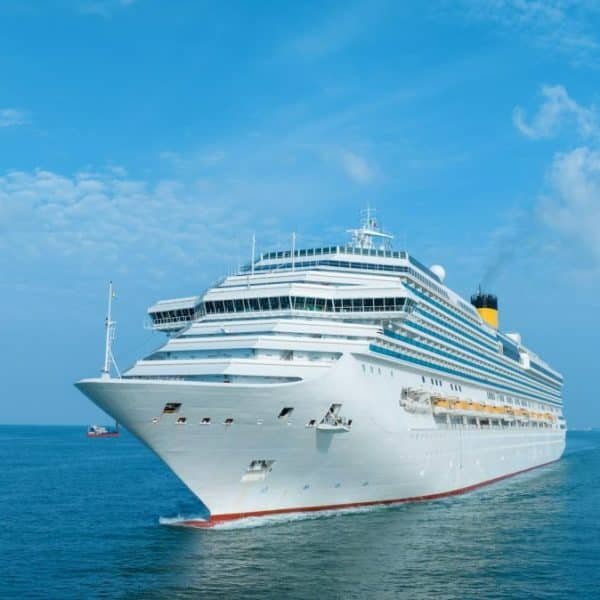 Bateau de croisière, paquebots de croisière beau bateau de croisière blanc au-dessus d'une croisière de luxe dans l'océan mer