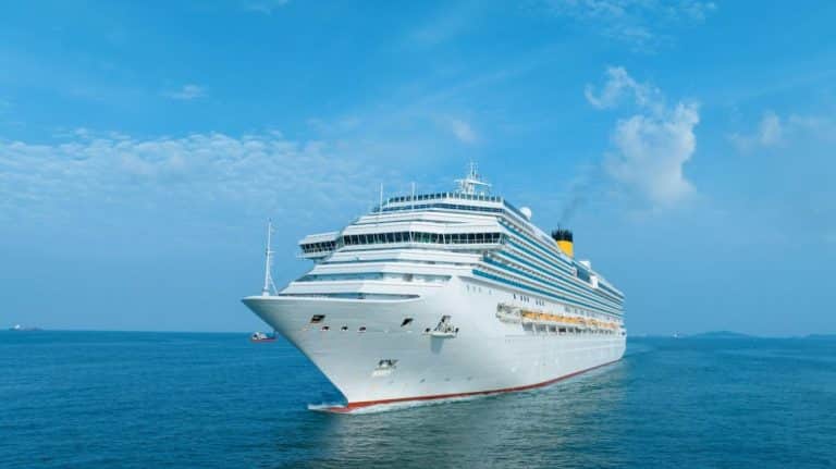 Bateau de croisière, paquebots de croisière beau bateau de croisière blanc au-dessus d'une croisière de luxe dans l'océan mer