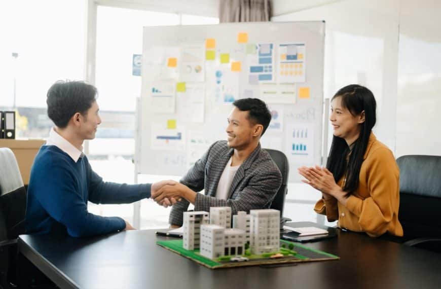 Customers who choose to buy a condominium room and a bank approve a loan. Condominium and house loan