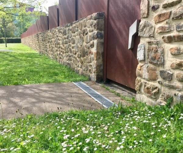 Drainage des eaux pluviales en extérieur : bien gérer terrasses, accès et espaces collectifs