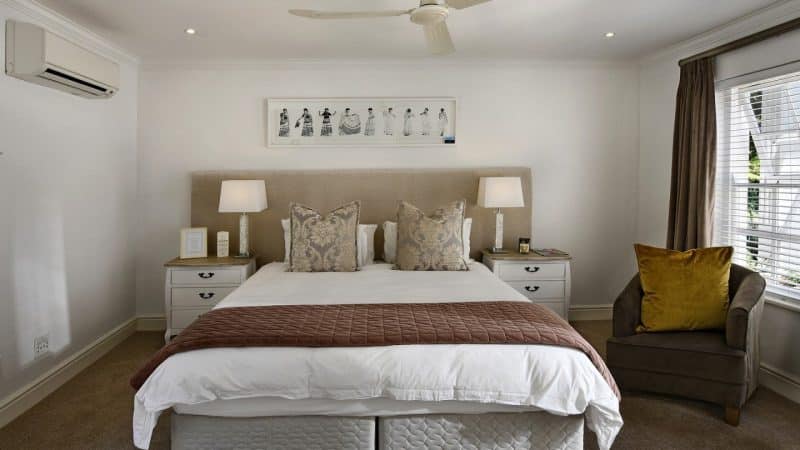 Une chambre avec un lit et un ventilateur de plafond.