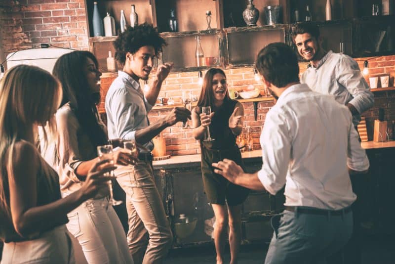 Un groupe de personnes dansant dans un bar.