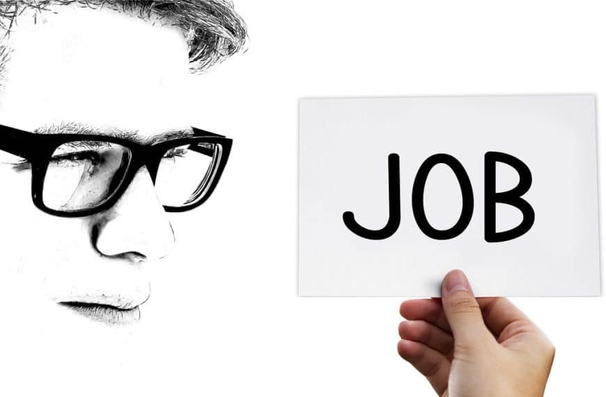 Un homme brandissant une pancarte avec le mot travail.