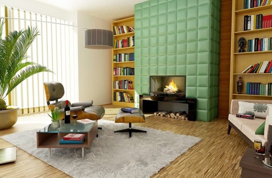 Salon moderne avec cheminée à panneaux verts, bibliothèques, fauteuils, canapé, table basse et grande plante en pot. La lumière naturelle entre par des stores verticaux.