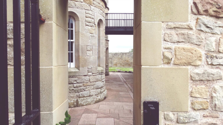 Fausses pierres murales : astuces pour un rendu réaliste sans se tromper !