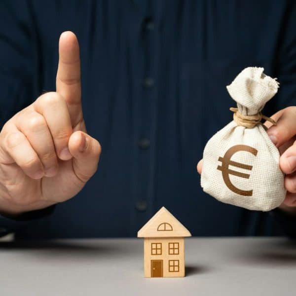 Financial adviser warns about buying real estate.