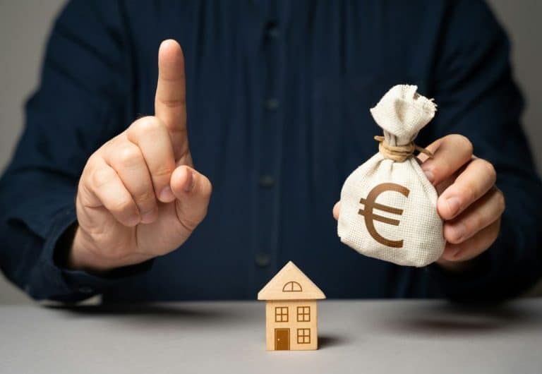 Financial adviser warns about buying real estate.