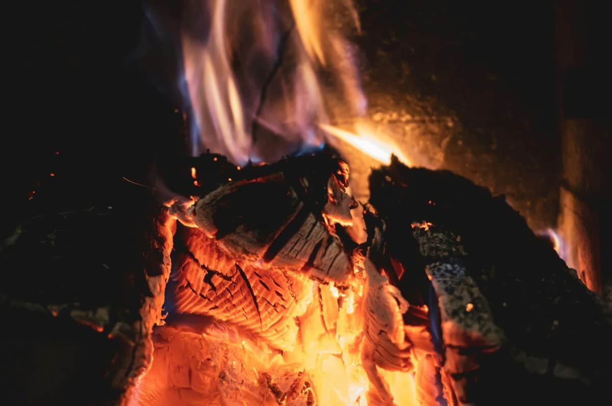 Feu de bois dans une cheminée.