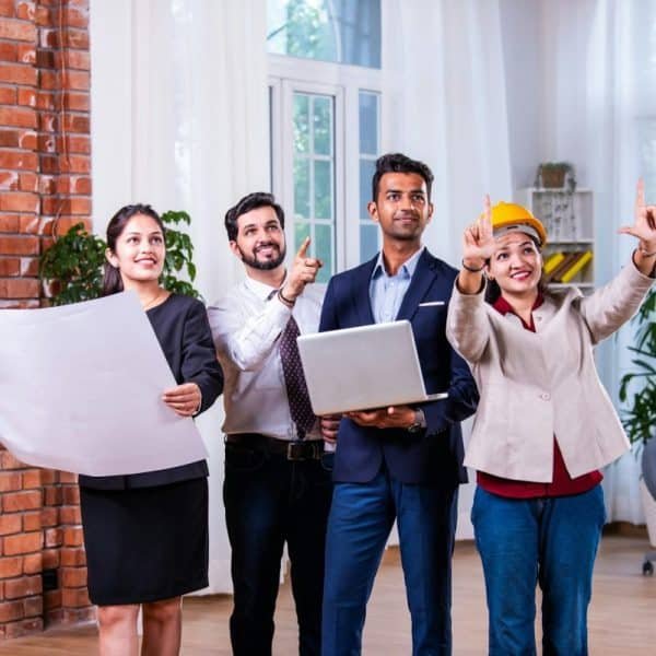 Photo de groupe d'employés indiens et asiatiques d'une entreprise de construction regardant l'appareil photo