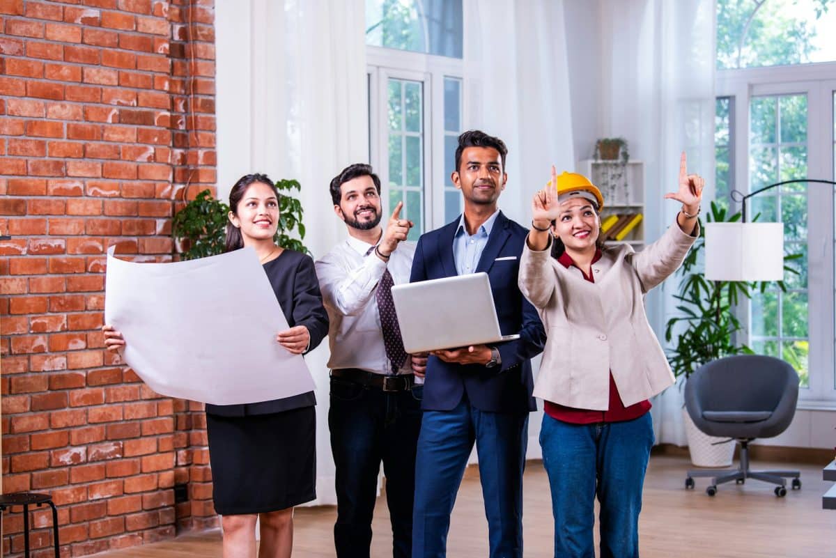Photo de groupe d'employés indiens et asiatiques d'une entreprise de construction regardant l'appareil photo