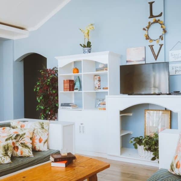 Un salon avec des murs bleus et une télévision.