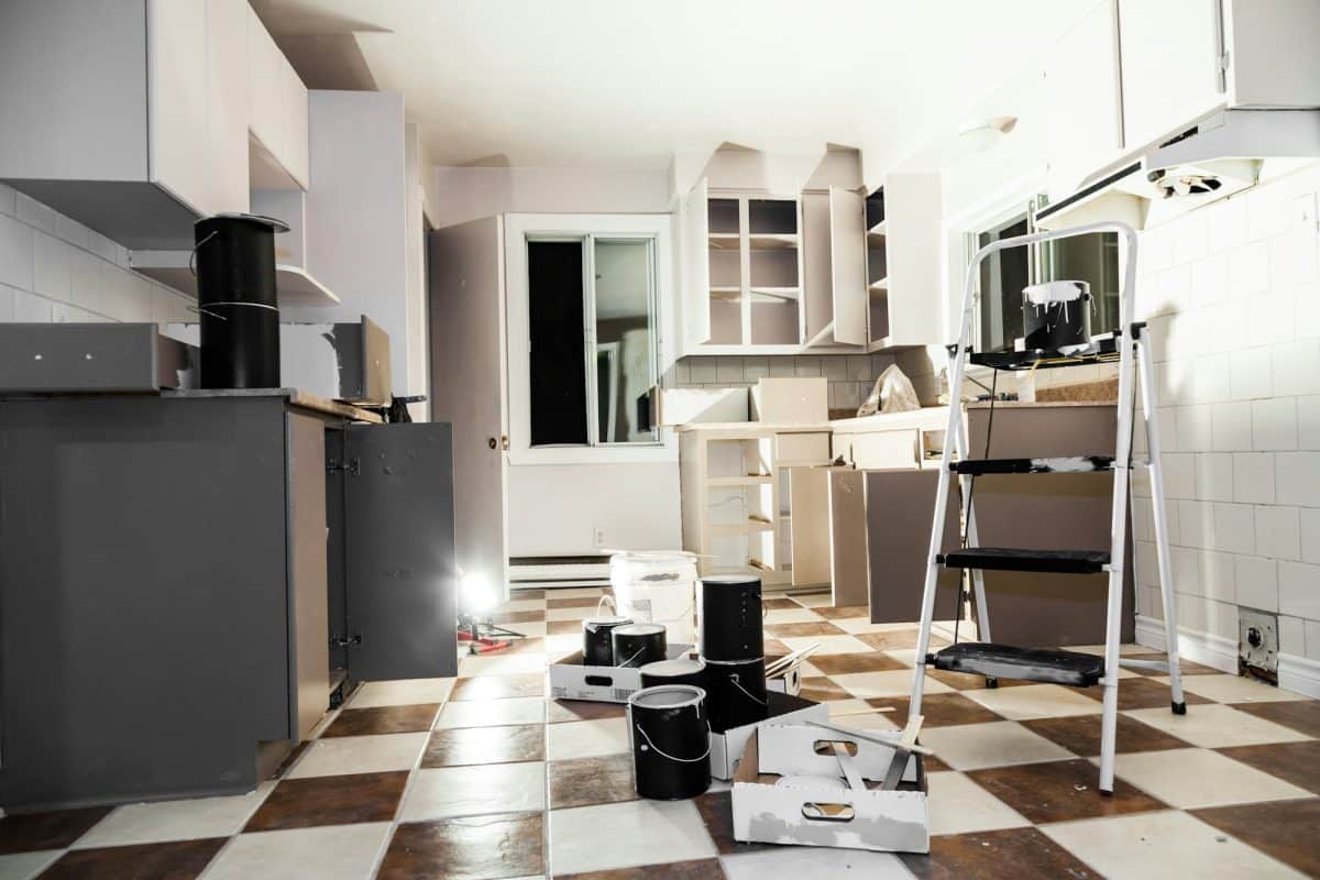 Une cuisine est en cours de rénovation.