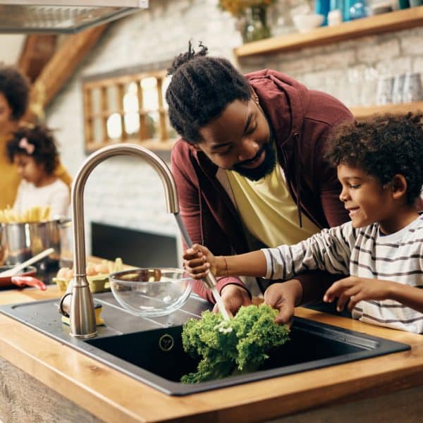 Un homme et un enfant dans une cuisine.