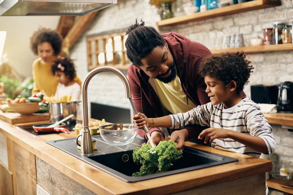 Un homme et un enfant dans une cuisine.