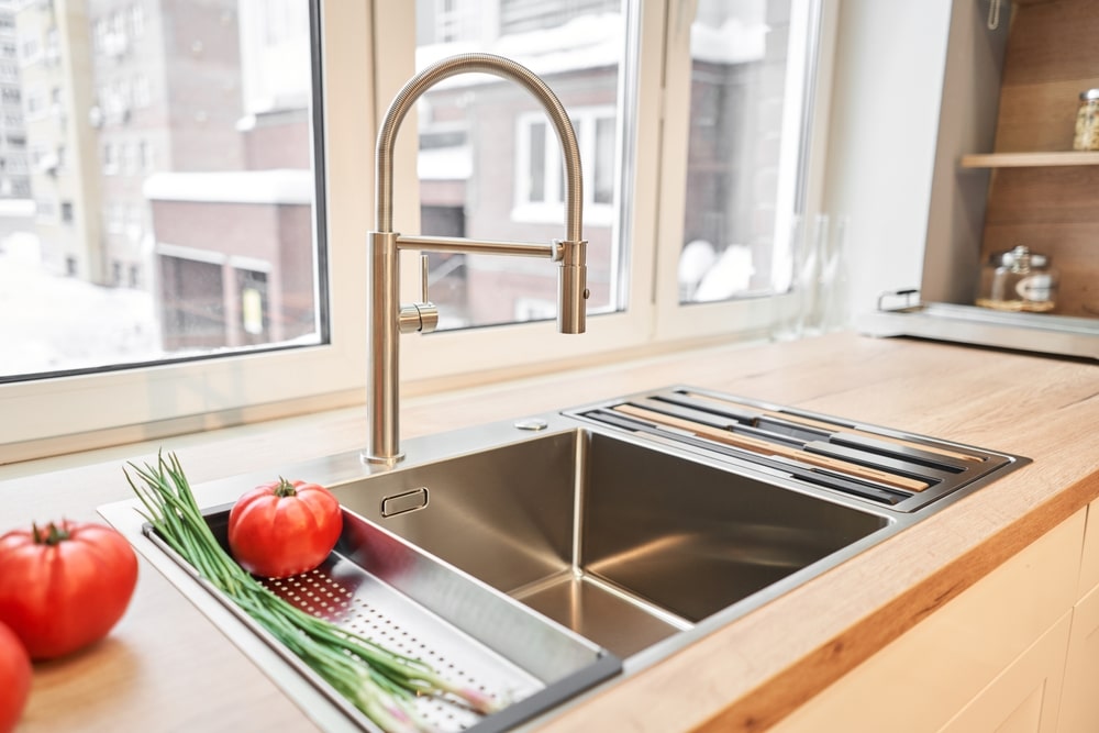 Un évier de cuisine en acier inoxydable dans une cuisine moderne.