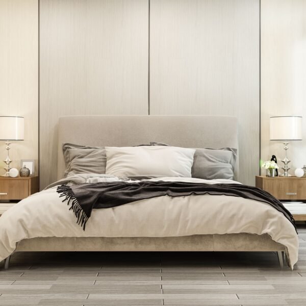 Chambre à coucher moderne avec un grand lit, une literie neutre, deux tables de nuit en bois, des lampes de table et des objets de décoration sur des murs et un sol de couleur claire.