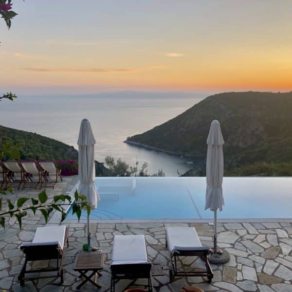 Une piscine avec vue sur la mer et les montagnes.