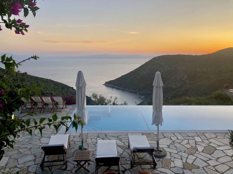 Une piscine avec vue sur la mer et les montagnes.