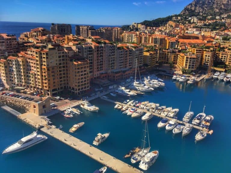 Une vue d'une marina à Monaco.