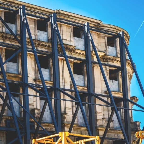 Un bâtiment en construction avec une grue en arrière plan.